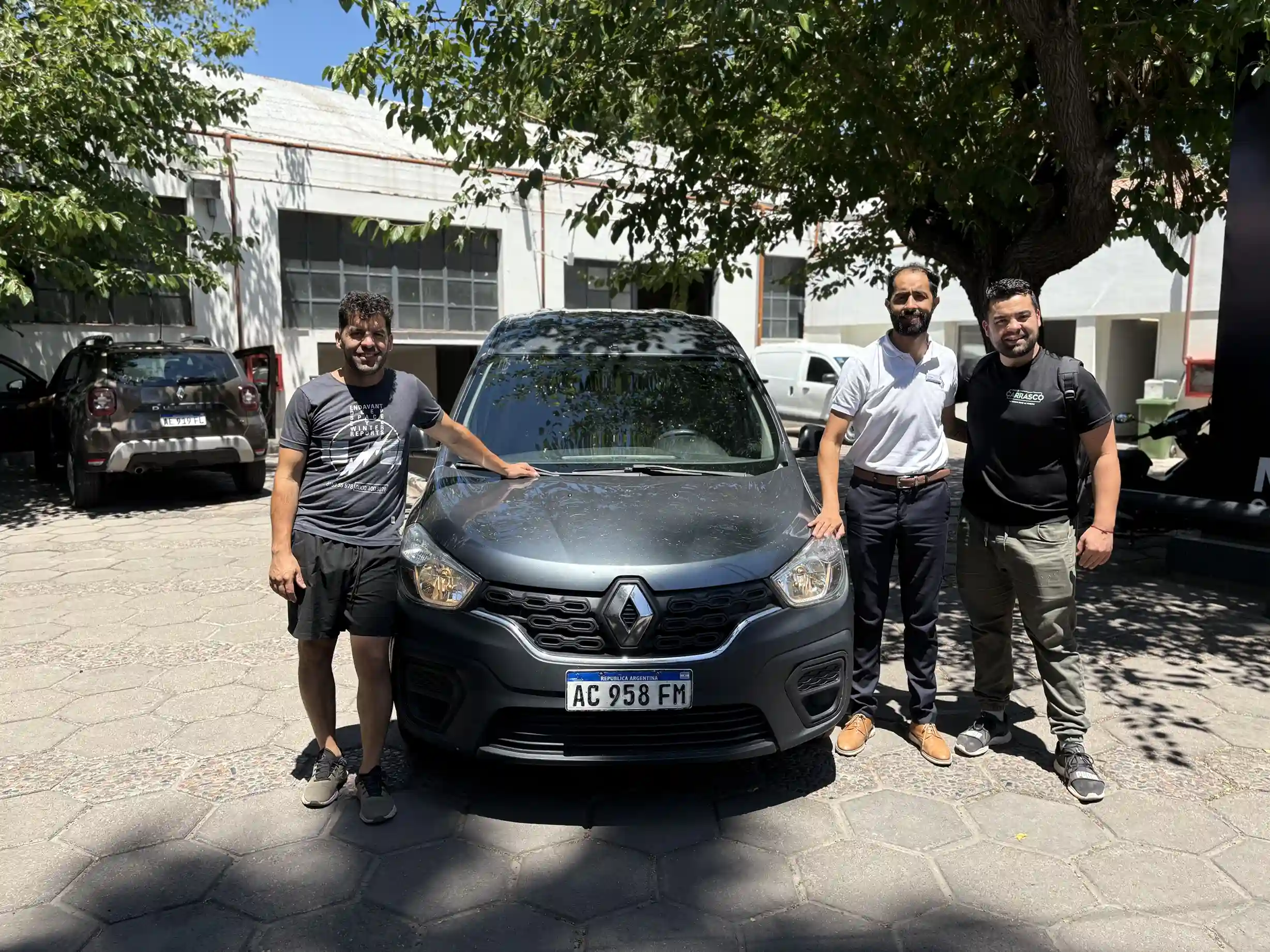 Miembros del equipo adquiriendo nuevo vehículo